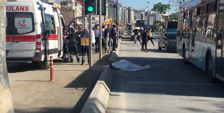 Kadıköy'de halk otobüsünün çarptığı yaya feci şekilde can verdi