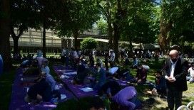 Sultanahmet Cami’nde korona virüs önlemiyle Cuma namazı kılındı