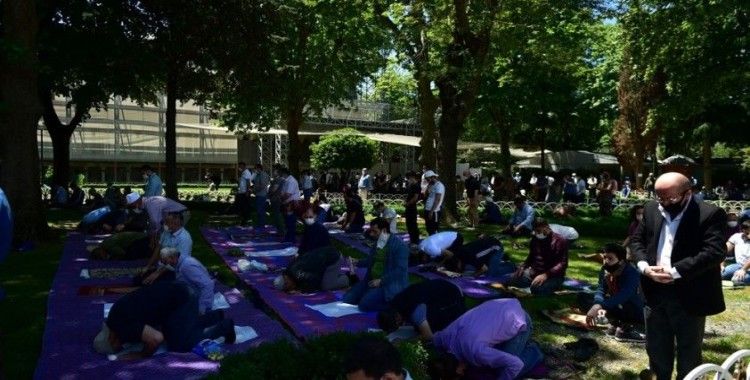 Sultanahmet Cami’nde korona virüs önlemiyle Cuma namazı kılındı