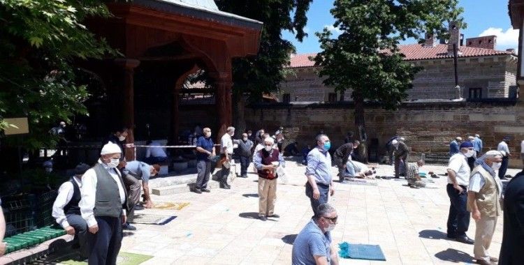 Fiziksel mesafeli 2. cuma namazı kılındı