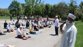 Bolu'da vatandaşlar Cuma namazını parkta kıldı