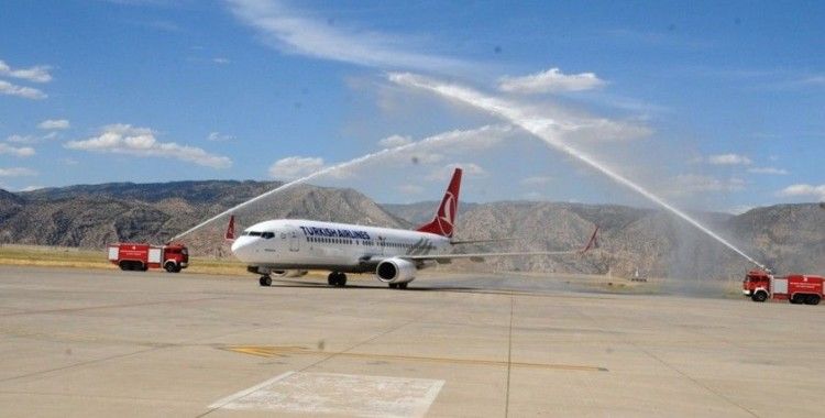 Salgın sonrası Şırnak'a inen ilk uçak su takıyla karşılandı