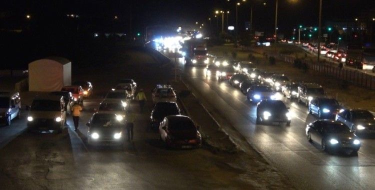 43 ilin geçiş güzergahında trafik yoğunluğu: Araçlar durma noktasına geldi