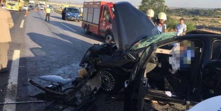 TEM'de otomobil tıra çarptı: 3 ölü, 1 kişi yaralandı