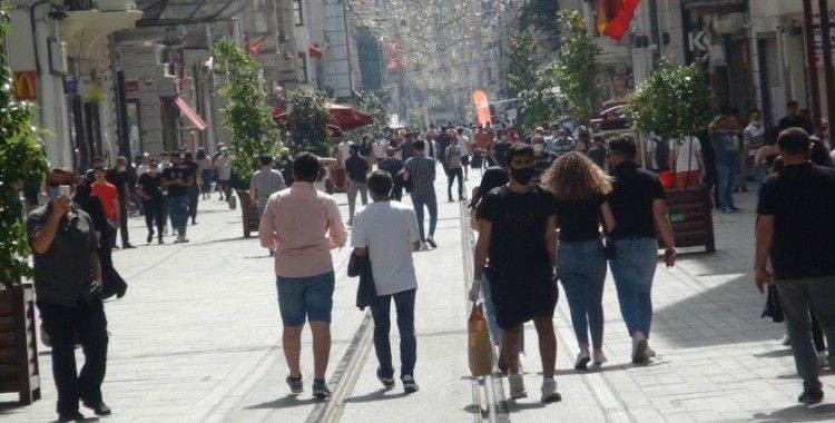 Taksim'de vatandaşlar sosyal mesafe ve maske kuralına uymadı