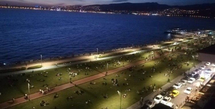 İzmirliler Kordon'a akın etti, kalabalık korkuttu