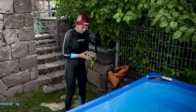 Şampiyon master yüzücü Pınar Avşar antrenmanlarını evinin bahçesindeki portatif havuzda yapıyor