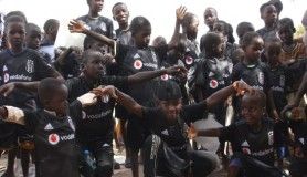 Nijer’de bir köyde yaşayan çocuklara Beşiktaş forması hediye edildi