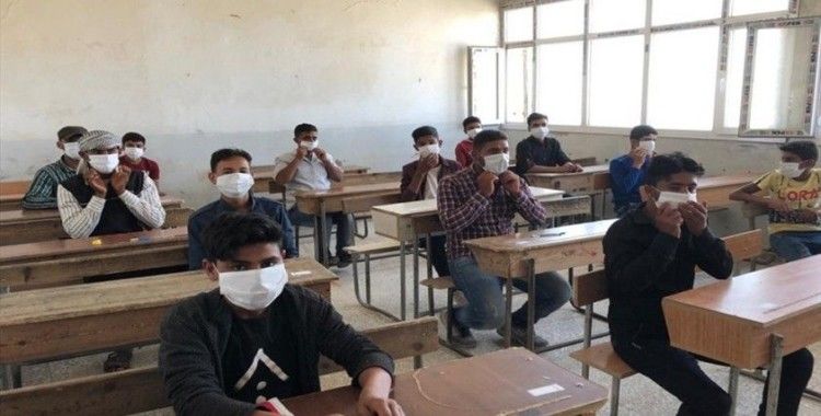 Suriyeli Gençler terörden uzak şekilde sınıf bitirme sınavlarına başladı