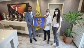 MKE Ankaragücü Kulübü Başkanı Fatih Mert'e mülteci çocuklardan özel hediye 