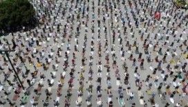 Esenyurt Meydanı’nda binlerce kişi cuma namazında buluştu
