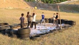 Bakan Kasapoğlu'ndan lastiklerden yaptıkları sahada voleybol oynayan Siirtli çocuklara tesis müjdesi