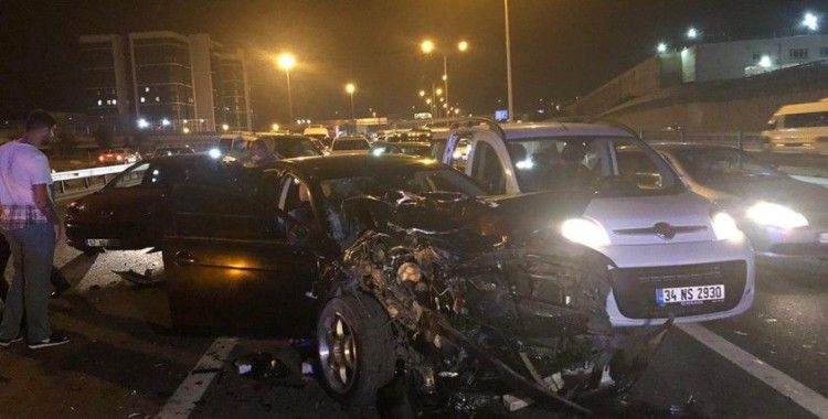 TEM'de feci kaza: Makas attı 6 araç birbirine girdi