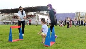Kocaeli'de "mesafe engeli" tanımayan anneler stadyumda spor yaptı