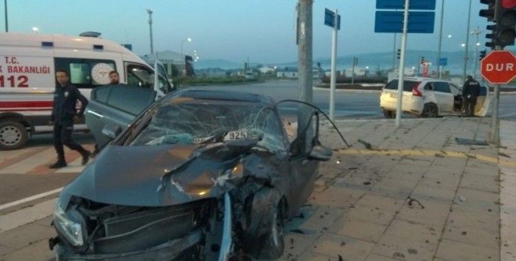 Sivas'ta ciple otomobil çarpıştı: 4 yaralı