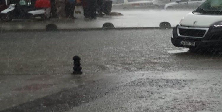 Arnavutköy’de kısa süren yağmur, yolları göle çevirdi