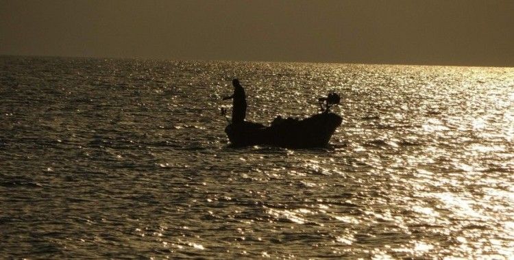 Gün batımında balıkçıların görüntüsü objektiflere yansıdı