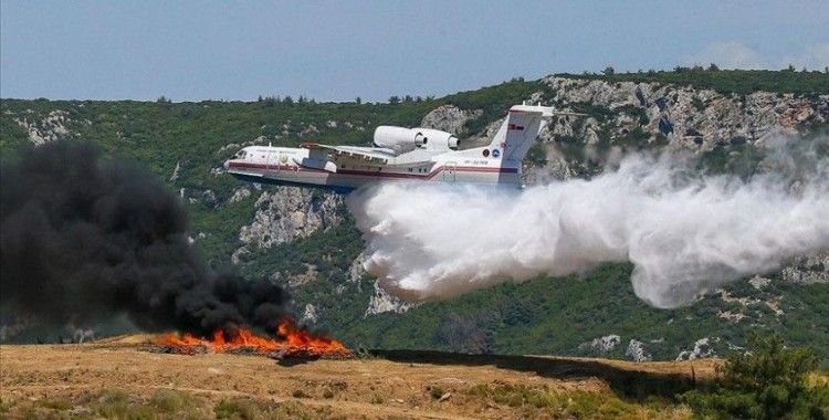Tarım ve Orman Bakanı Bekir Pakdemirli yangın uçağını test etti