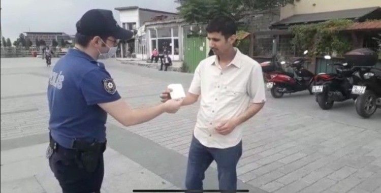 Kağıthane polisi vatandaşa maske dağıttı