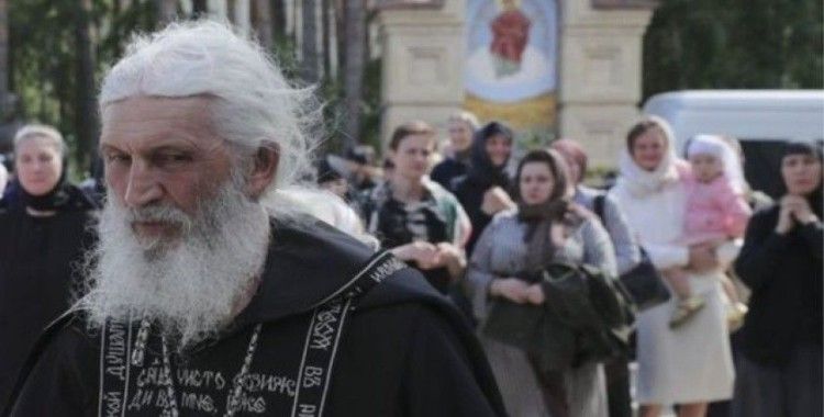 Koronavirüsü reddeden Rus Rahip, bir manastırı zorla ele geçirdi