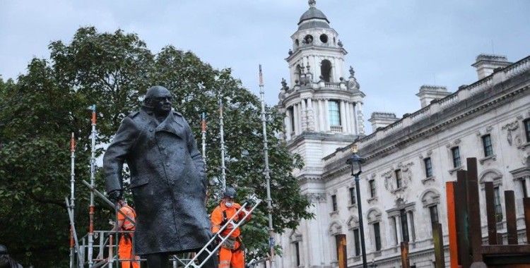 Londra'da eski Başbakan Churchill'in heykelinin koruması kaldırıldı 
