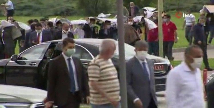 TBMM’de cuma namazı kılanlar yağmura yakalandı