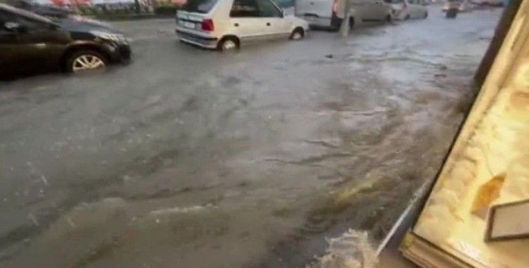 Fatih Fevzipaşa Caddesi’ni su bastı
