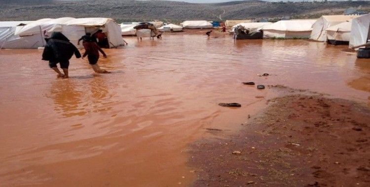 İdlib'de mülteci kamplarını sel ve fırtına vurdu, 3 çocuk öldü