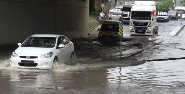 Tuzla’da yoğun yağış nedeniyle alt geçidi su bastı, otomobil suda mahsur kaldı