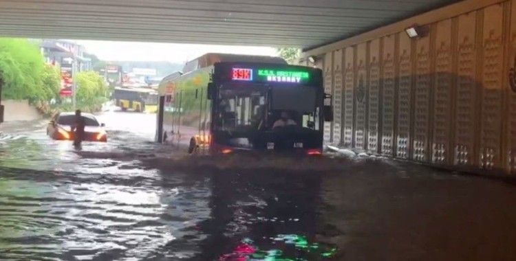 Sağanak yağış İstanbul’u felç etti