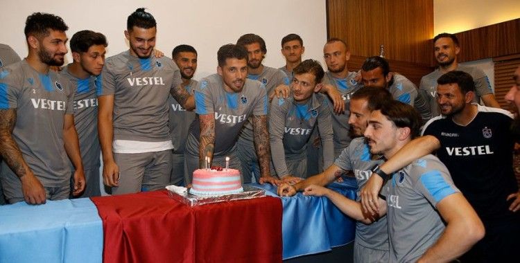 Jose Sosa'ya doğum günü kutlaması