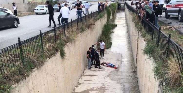 Amasya'da köpeklerden kaçarken su kanalına düşen genç kız yaralandı