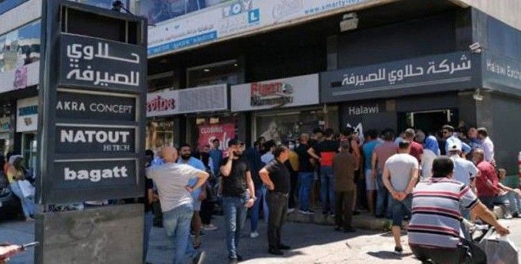 Lübnanlılar 200 dolar almak için döviz bürolarına akın etti