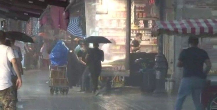Eminönü’nde dükkanları su bastı