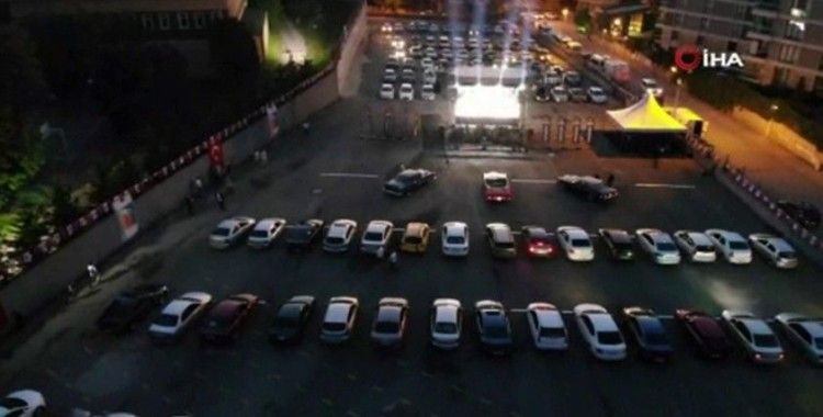 Çekmeköy’de açık havada arabalı sinema nostaljisi keyfi