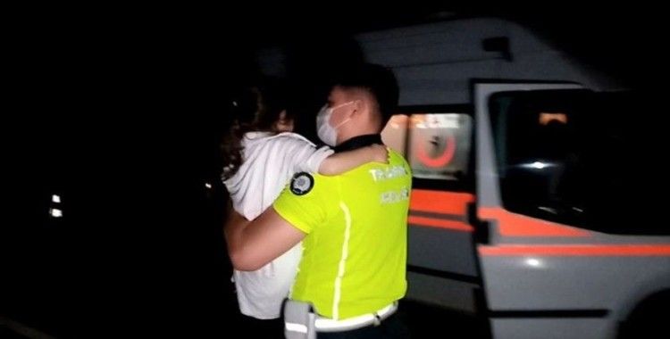 Kaza sonrası ağlayan küçük çocuğa polisten baba şefkati