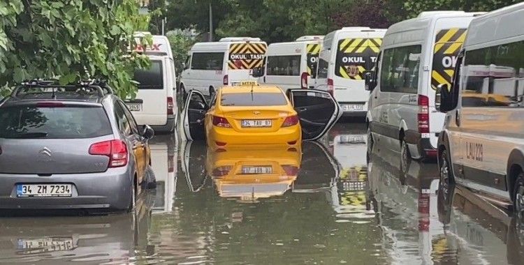 Beşiktaş'ta göle dönen sokakta ticari taksi mahsur kaldı