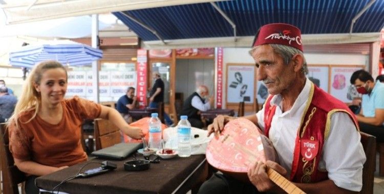 Maskesiz bağlama çalıp türkü söyleyen aşığa 900 lira ceza