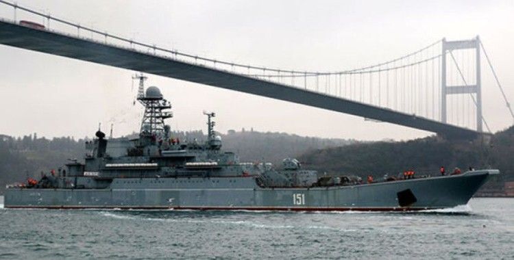 Rus savaş gemisi İstanbul Boğaz'ndan geçti