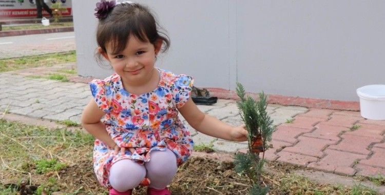 Şehit Arslan'ın minik kızı babasının adını taşıyan ağacı dikti