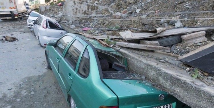 İstanbul'da istinat duvarının altında kalan araçlar kurtarılmayı bekliyor