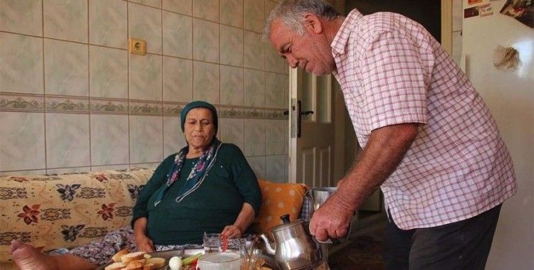 'Hurdacı Osman' kanser hastası yatalak eşine sevgiyle bakıyor 