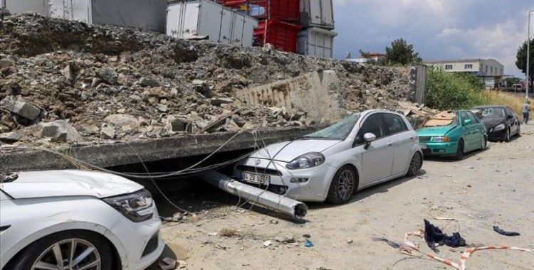 Esenyurt'taki toprak kaymasında istinat duvarı araçların üzerine yıkıldı