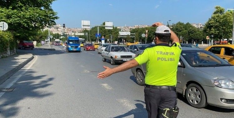  İstanbul’da polisle tıka basa dolu minibüs arasında nefes kesen kovalamaca kamerada