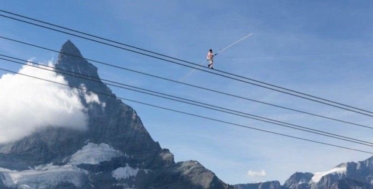 İsviçreli akrobat Nock'tan 3 bin metrede 3 rekor: Tel üstünde bisiklet sürdü, gözleri bağlı yürüdü