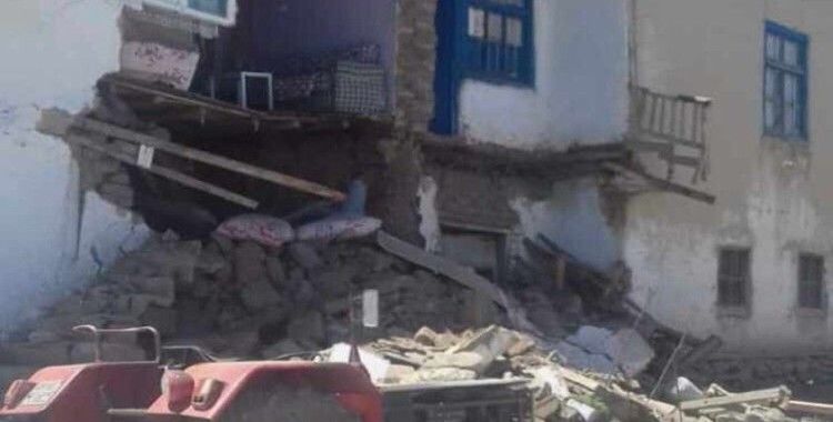Özalp depreminde evler hasar gördü