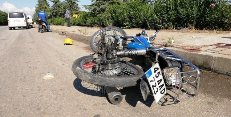 Manisa'da motosiklet kamyonete çarptı: 2 yaralı