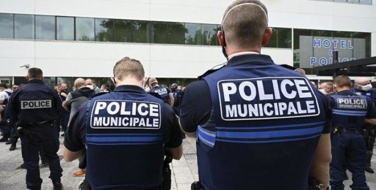 Fransa'da polisler hapis cezasına çarptırılan meslektaşları için cop bırakma eylemi yaptı