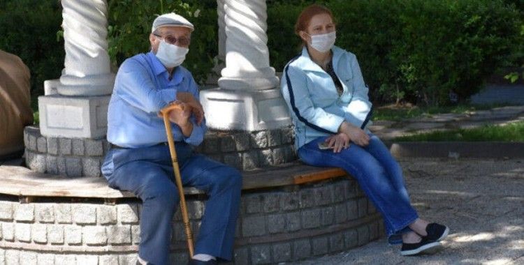 65 yaş ve üzerindekiler, izin belgesi alarak turizm amaçlı seyahat yapabilecek