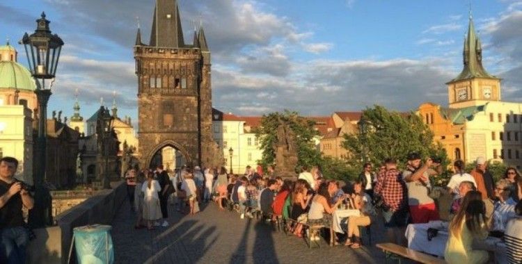 Çekler, Prag sokaklarında 'koronavirüse veda' partisi yaptı